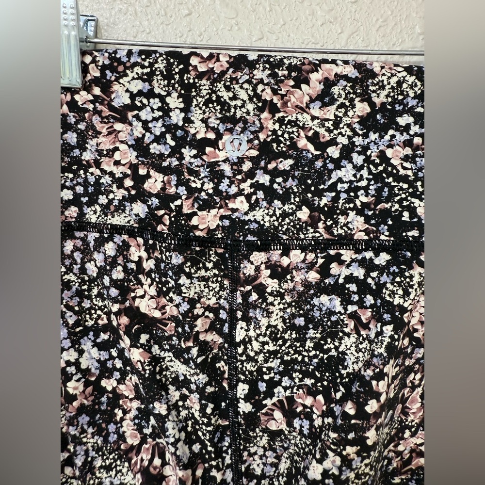 Lululemon Crop 23" Size 4 Venture Floral Leggings - Picture 5 of 8